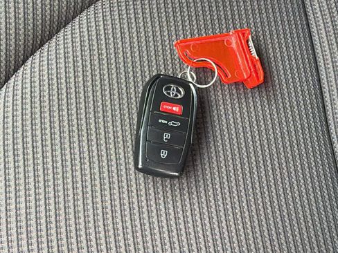 Used 2025 Toyota Highlander LE FWD image 29