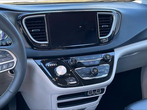 Used 2024 Chrysler Pacifica Touring-L image 7
