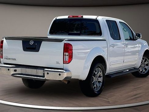 Used 2019 Nissan Frontier SL RWD image 2