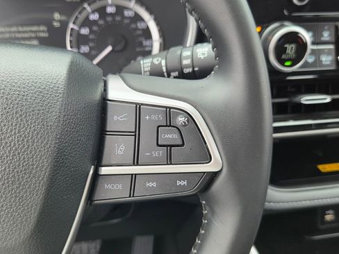 Used 2025 Toyota Highlander XLE image 24