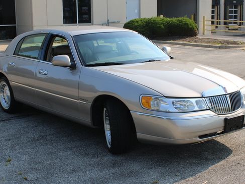 Used 2002 Lincoln Town Car Executive RWD image 4