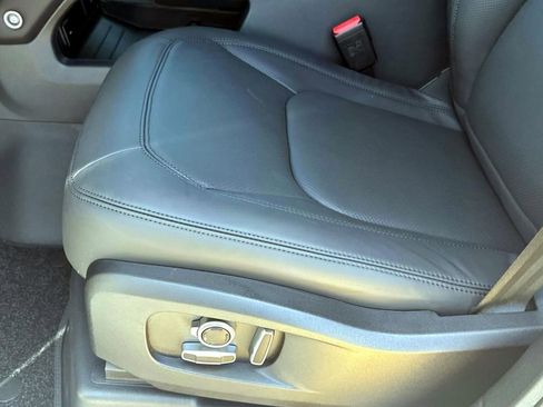 New 2025 Land Rover Defender 130 X-Dynamic SE image 18