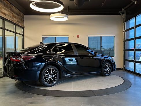 Used 2022 Toyota Camry SE image 3