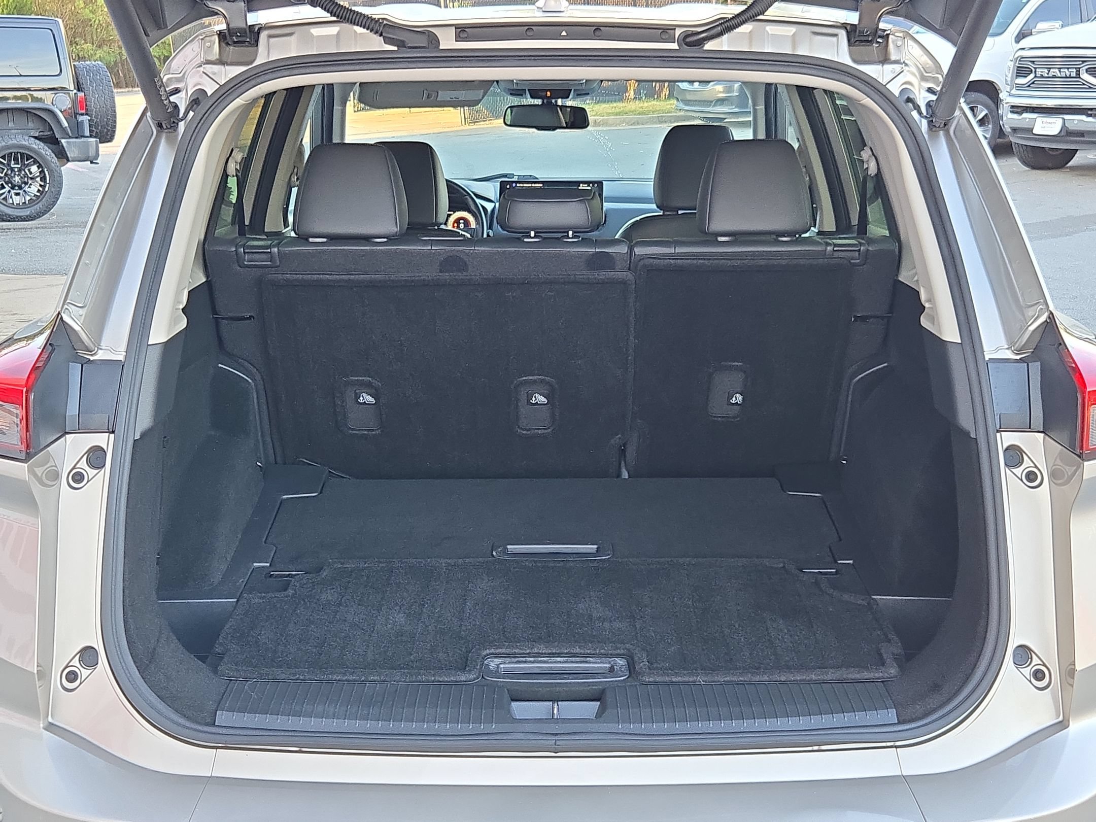 Used 2024 Nissan Rogue SL AWD/4WD image 18