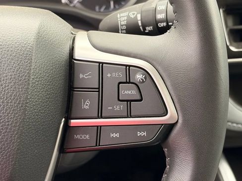 Used 2025 Toyota Highlander LE FWD image 18