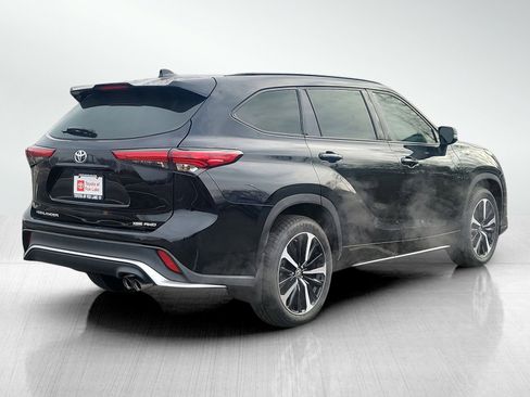 Used 2022 Toyota Highlander XSE AWD/4WD image 4