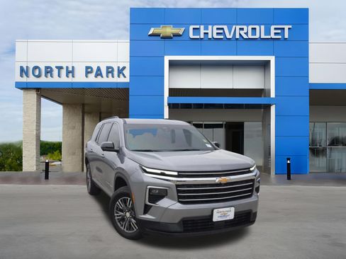 Used 2025 Chevrolet Traverse LT w/ Driver Confidence Package FWD image 1
