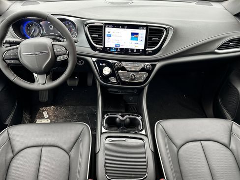 New 2026 Chrysler Pacifica Limited w/ Uconnect Theater Family Group image 13