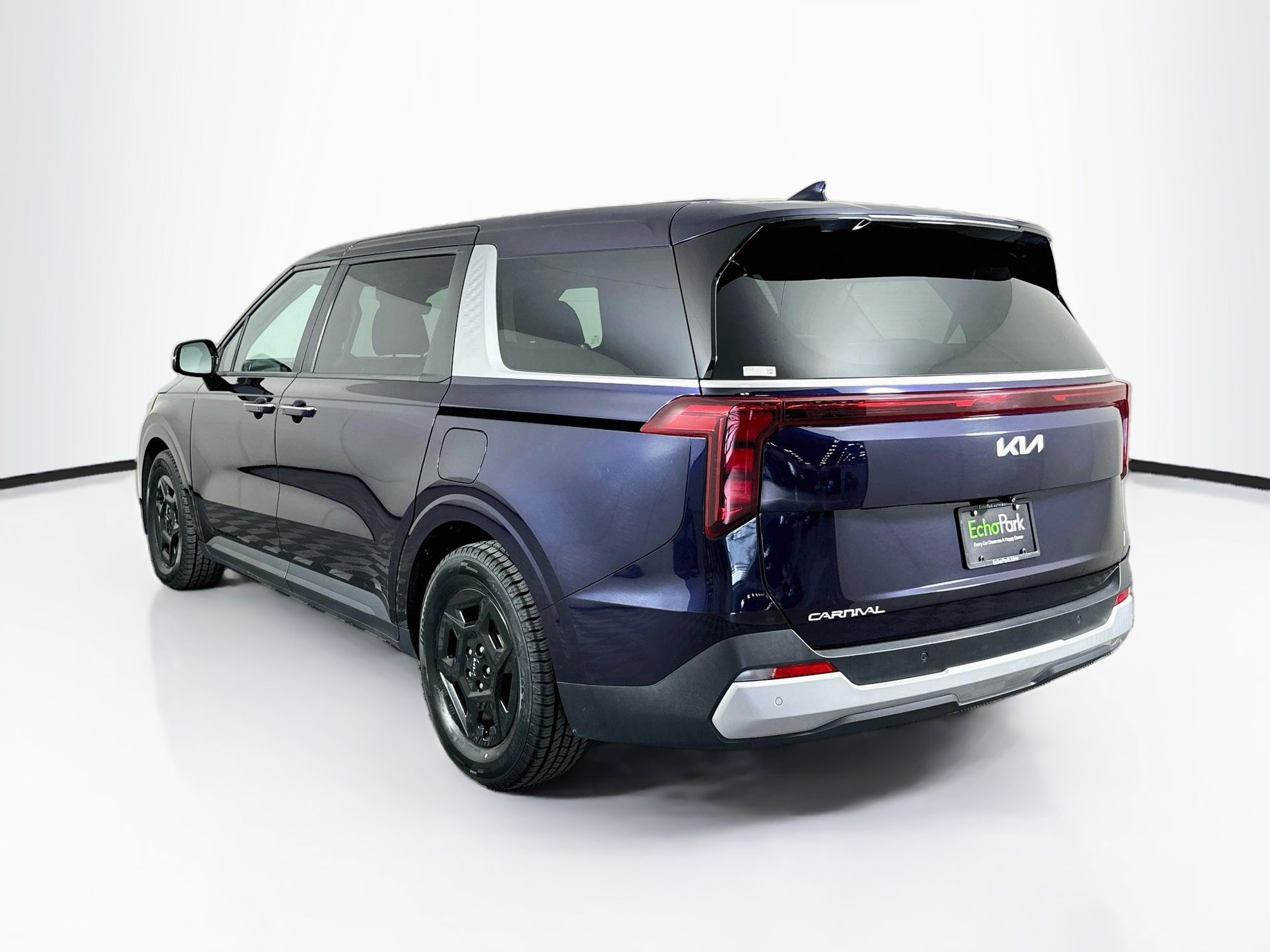 Used 2025 Kia Carnival FWD image 5