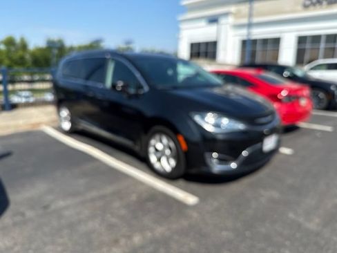 Used 2018 Chrysler Pacifica Touring-L Plus w/ Tire & Wheel Group FWD image 2