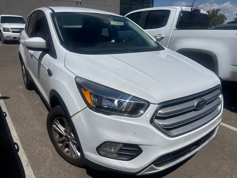 Used 2019 Ford Escape SE FWD image 1