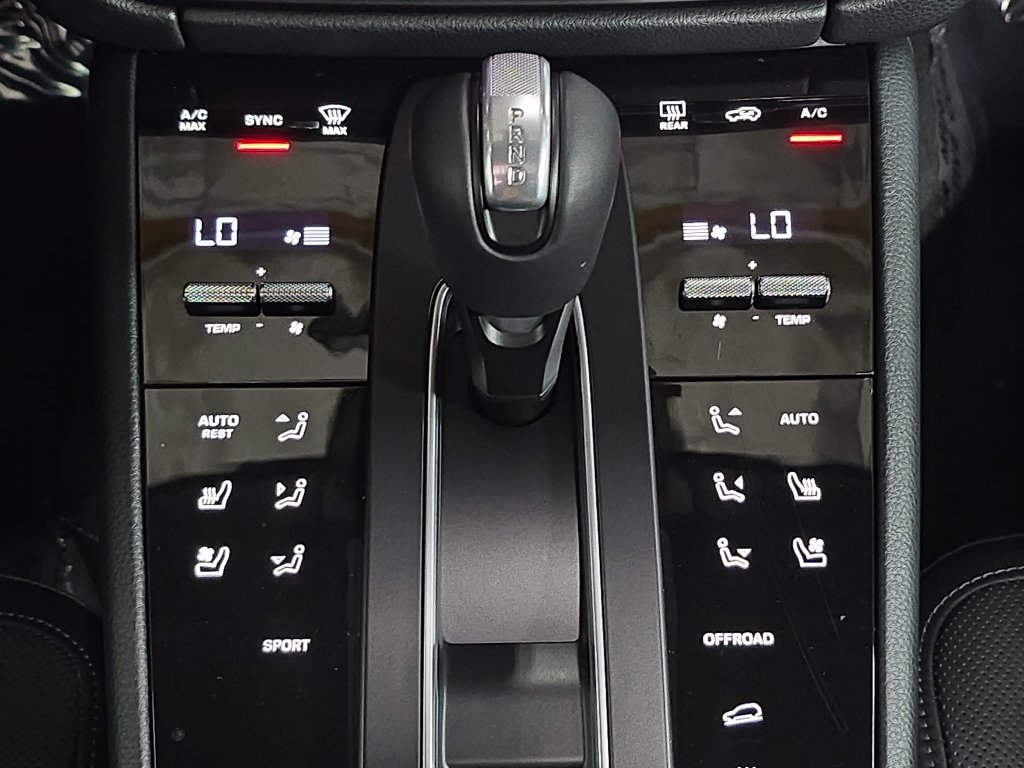 Certified 2026 Porsche Macan AWD/4WD image 19