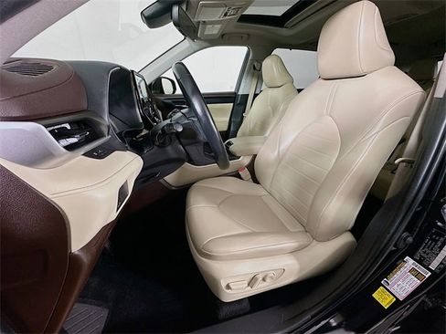 Used 2022 Toyota Highlander XLE image 31