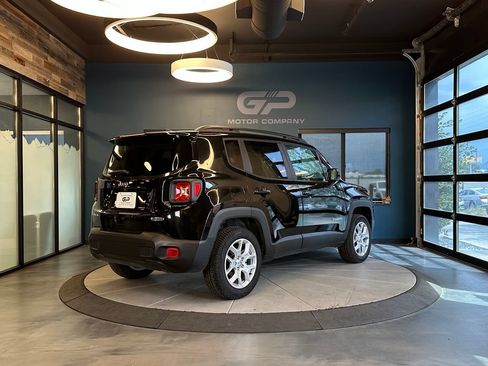 Used 2018 Jeep Renegade Latitude AWD/4WD image 3