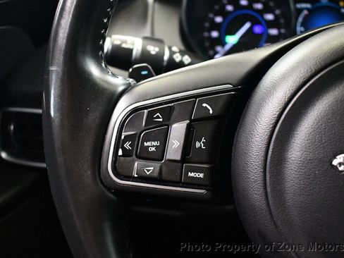Used 2017 Jaguar XE Premium image 33