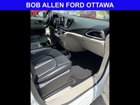 Used 2023 Chrysler Pacifica Touring-L FWD image 18