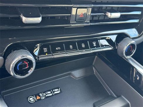 Used 2025 Chevrolet Suburban RST image 38