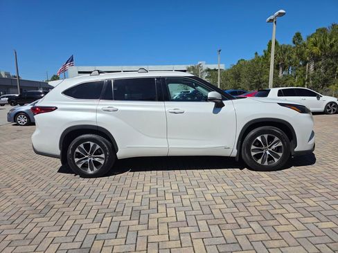 Used 2022 Toyota Highlander XLE image 12