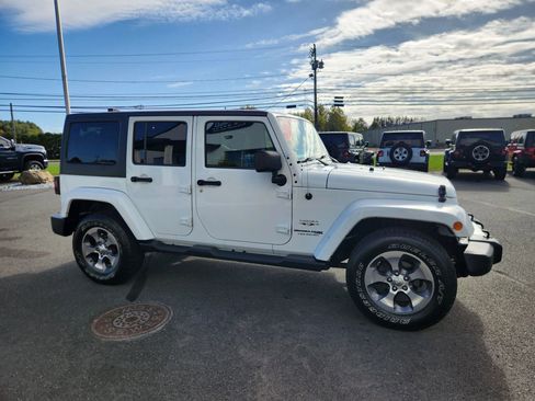 Used 2018 Jeep Wrangler Unlimited Sahara AWD/4WD image 19