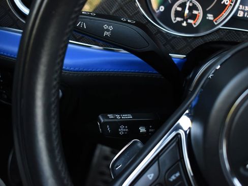 Used 2020 Bentley Bentayga Design Series image 29