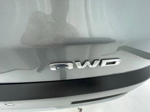 Used 2023 GMC Acadia SLE image 6