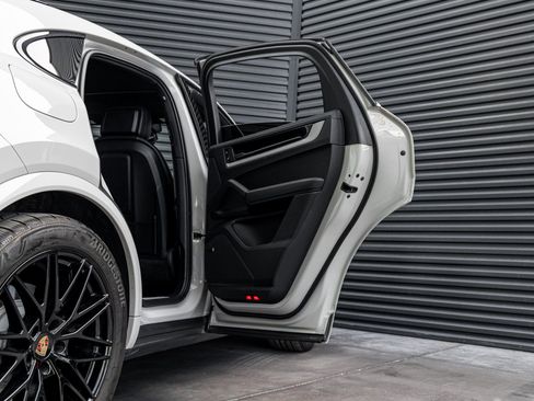 Certified 2025 Porsche Cayenne Coupe image 33