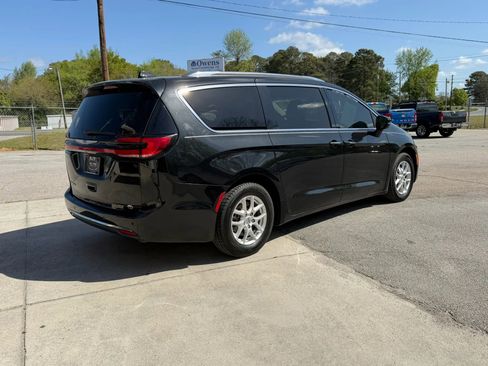 Used 2021 Chrysler Pacifica Touring-L image 7