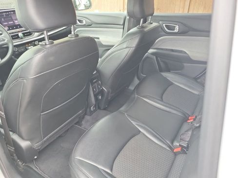 Used 2024 Jeep Compass Latitude AWD/4WD image 16