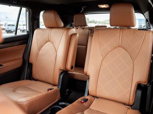 Used 2024 Toyota Highlander Platinum image 31