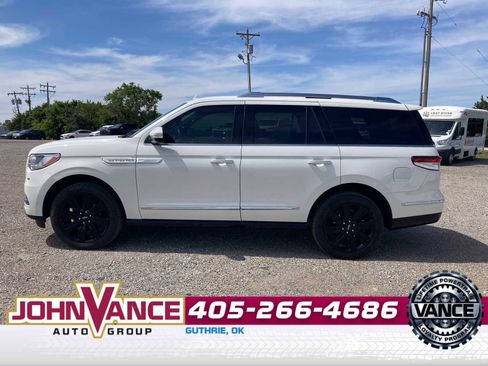 Used 2024 Lincoln Navigator Reserve AWD/4WD image 2