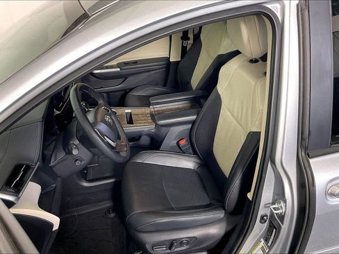 Used 2025 Toyota Sienna Platinum AWD/4WD image 37