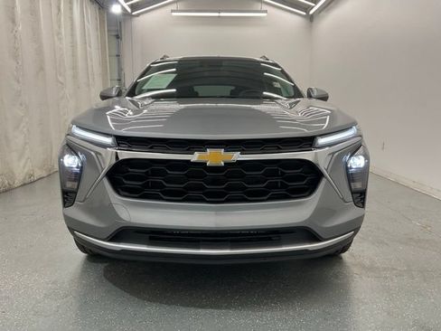 Used 2025 Chevrolet Trax LT w/ LT Convenience Package FWD image 3