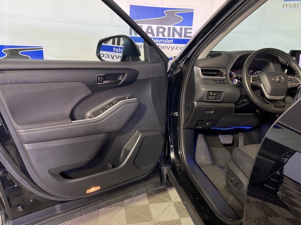 Used 2023 Toyota Highlander LE FWD image 28