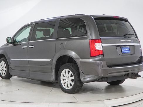 Used 2016 Chrysler Town & Country Touring w/ Driver Convenience Group FWD image 6