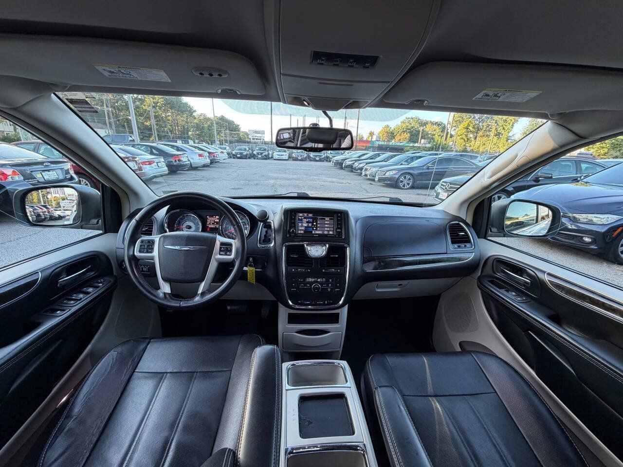 Used 2016 Chrysler Town & Country Touring FWD image 9