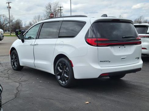 New 2026 Chrysler Pacifica Limited w/ S Appearance Package image 4