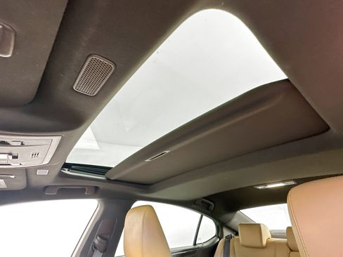 Used 2019 Lexus ES 300h w/ Premium Package image 22