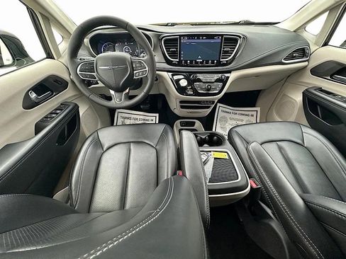 Used 2024 Chrysler Pacifica Limited FWD image 25