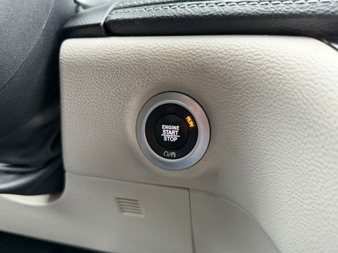 Used 2024 Chrysler Pacifica Select image 20