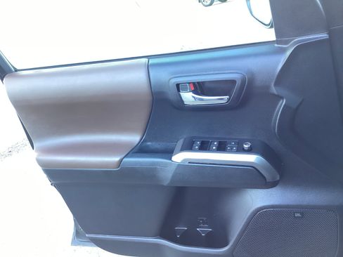 Certified 2017 Toyota Tacoma Limited image 29