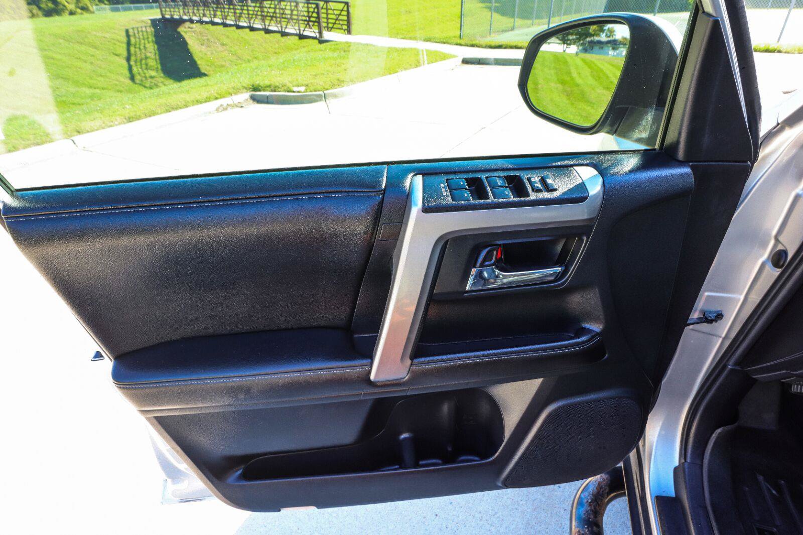 Used 2015 Toyota 4Runner SR5 AWD/4WD image 37