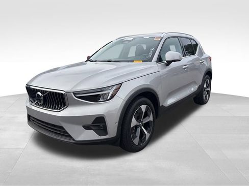 Used 2025 Volvo XC40 B5 Plus AWD/4WD image 2