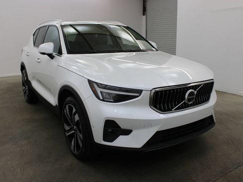 Used 2024 Volvo XC40 B5 Plus w/ Protection Package AWD/4WD image 6