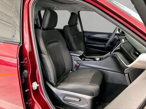 Used 2023 Jeep Grand Cherokee Laredo image 9