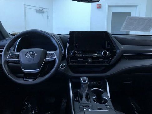 Certified 2025 Toyota Highlander XSE AWD/4WD image 17