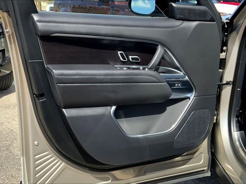 New 2025 Land Rover Range Rover SE image 10
