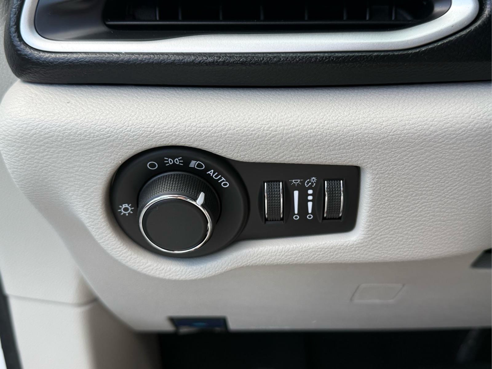 Used 2021 Chrysler Voyager Lxi FWD image 25