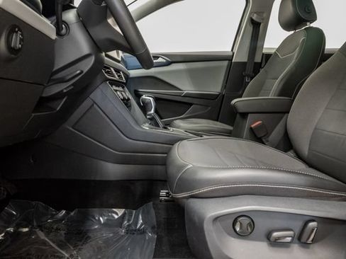Used 2023 Volkswagen Taos SE w/ Panoramic Sunroof Package FWD image 12