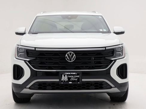 Used 2025 Volkswagen Atlas Cross Sport SE image 4