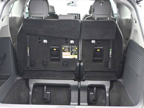Used 2022 Toyota Sienna XLE image 8